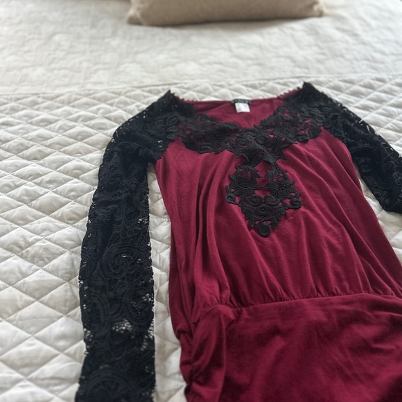 VENUS Burgundy Top with Black Lace Sleeves Winter Summer Gothcore - Picture 7 of 7